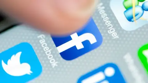 Facebook puede estar dañando tu relación amorosa Facebook puede estar dañando tu relación amorosa
