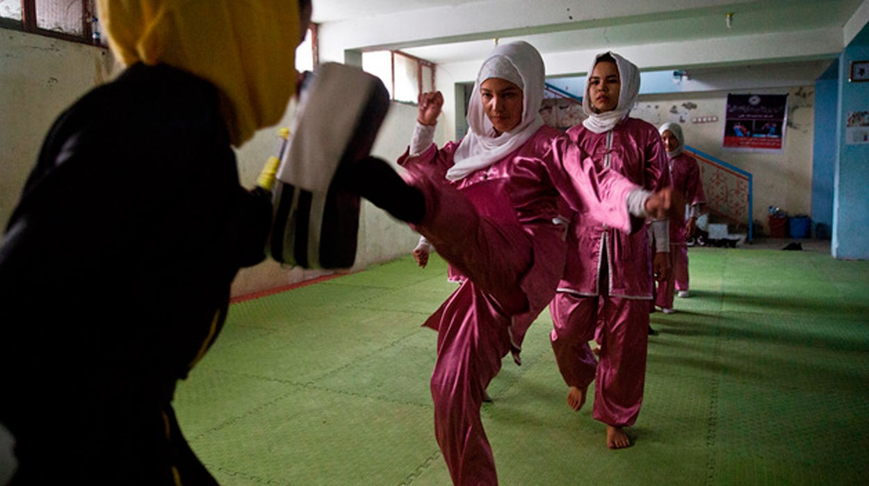 Sima Azimi, la joven afgana que enseña defensa personal a las mujeres Sima Azimi, la joven afgana que enseña defensa personal a las mujeres