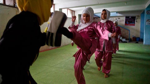 Sima Azimi, la joven afgana, que ense&ntilde;a defensa personal a las mujeres
