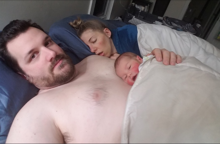 Una foto de un padre con su bebé enternece a las redes por el mensaje que la acompaña Una foto de un padre con su bebé enternece a las redes por el mensaje que la acompaña