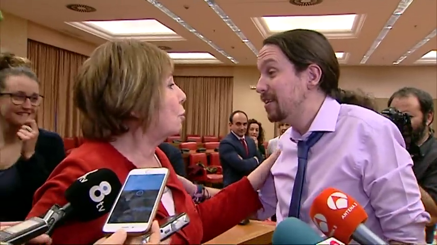Pablo iglesias y Celia Villalobos discuten ente los periodistas en el Congreso Pablo iglesias y Celia Villalobos discuten ente los periodistas en el Congreso