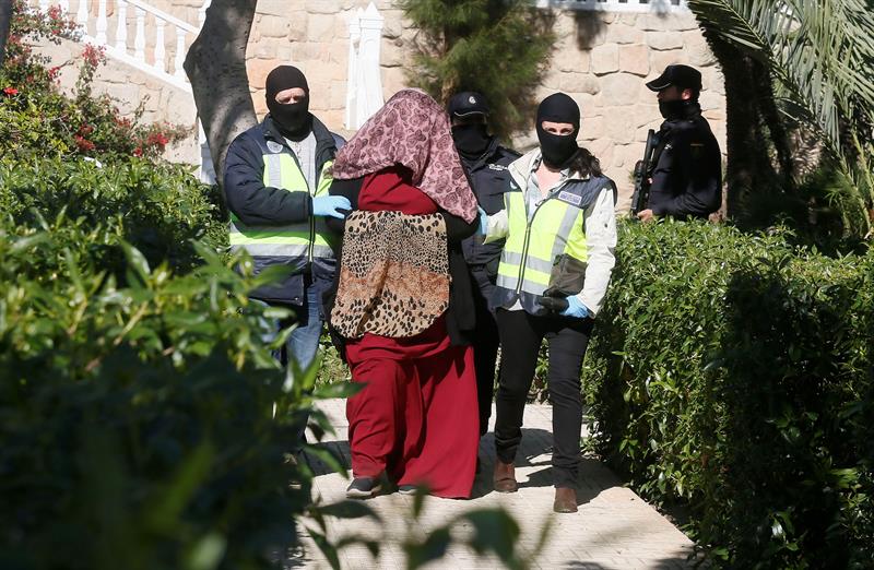 Un subfusil, rifles y catanas en la casa de la española detenida en Alicante que iba a ir a Siria Un subfusil, rifles y catanas en la casa de la española detenida en Alicante que iba a ir a Siria