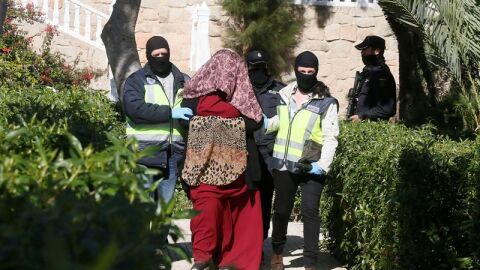 Agentes de la Polic&iacute;a junto a la mujer detenida en Alicante que iba a viajar a Siria