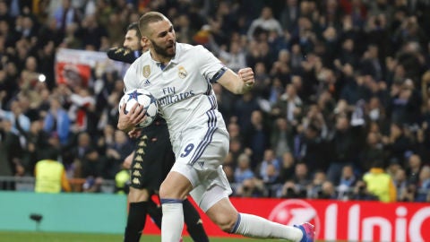 Benzema celebra un gol ante el N&aacute;poles