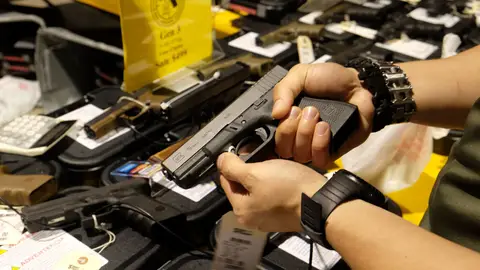 Una persona con una pistola en la mano Una persona con una pistola en la manoa