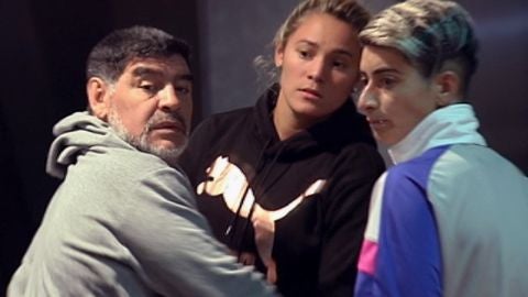 Maradona junto a su novia Roc&iacute;o Oliva