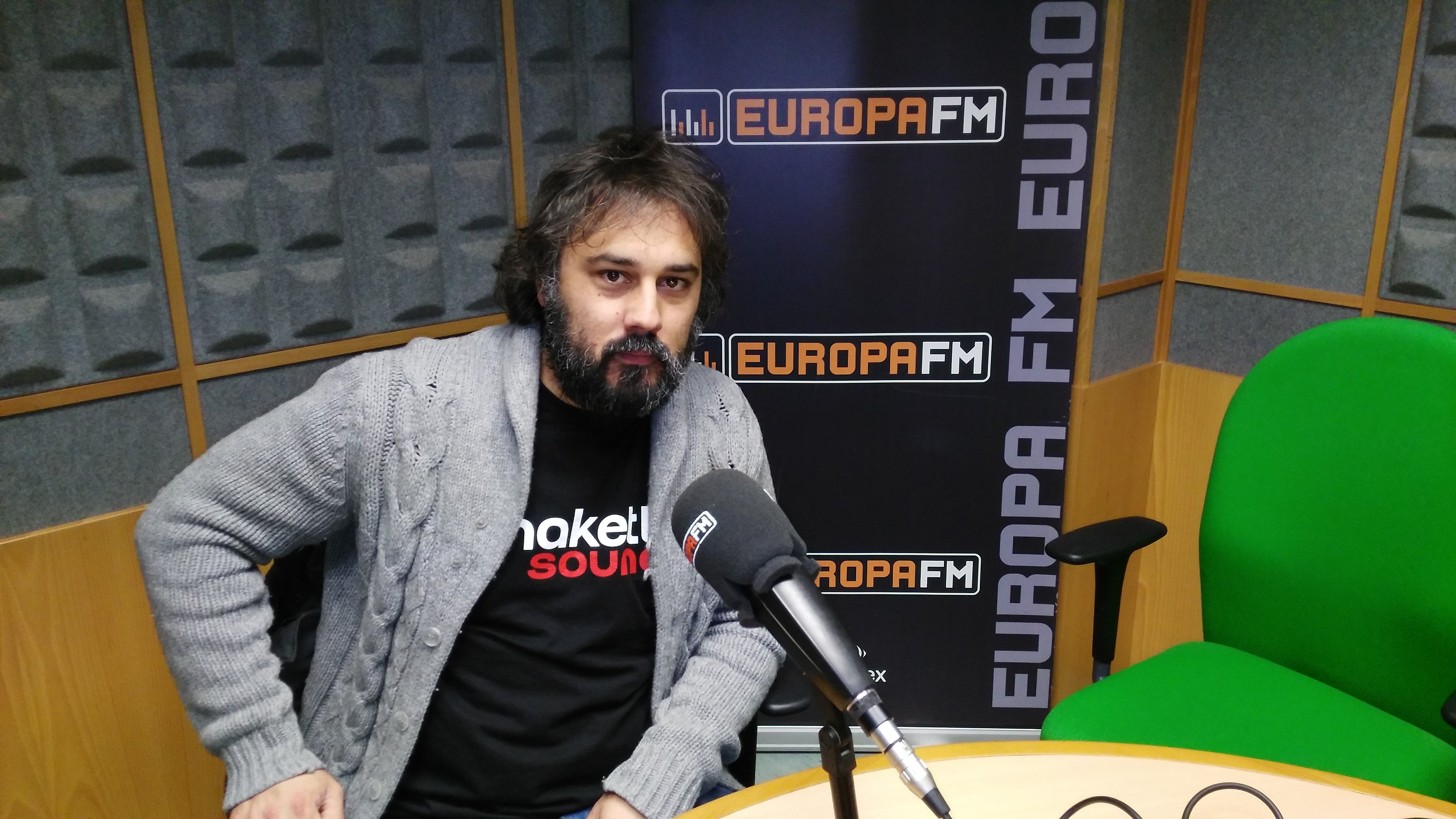 El cantautor "rockero" Jabi Izurieta nos presenta su nuevo trabajo, "Claudia & Costello". El cantautor "rockero" Jabi Izurieta nos presenta su nuevo trabajo, "Claudia & Costello".
