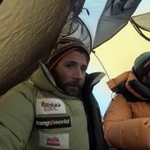 Alex Txikon, en una tienda de campaña en el Everest