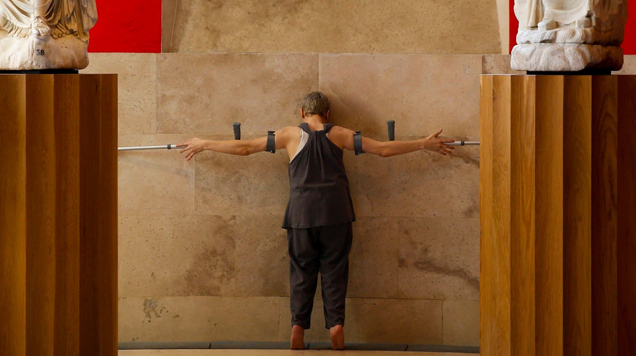 La escocesa Claire Cunningham baila en el Prado inspirada en El Bosco La escocesa Claire Cunningham baila en el Prado inspirada en El Bosco