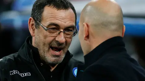 Sarri saluda a Zidane antes de dar comienzo el partido Sarri saluda a Zidane antes de dar comienzo el partido