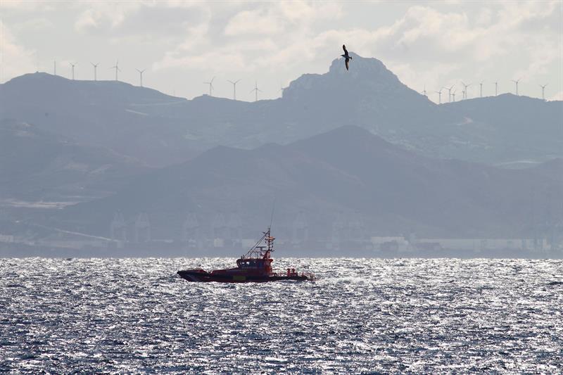 Un hombre muere ahogado al lanzarse desde una patera para alcanzar la orilla en Málaga Un hombre muere ahogado al lanzarse desde una patera para alcanzar la orilla en Málaga