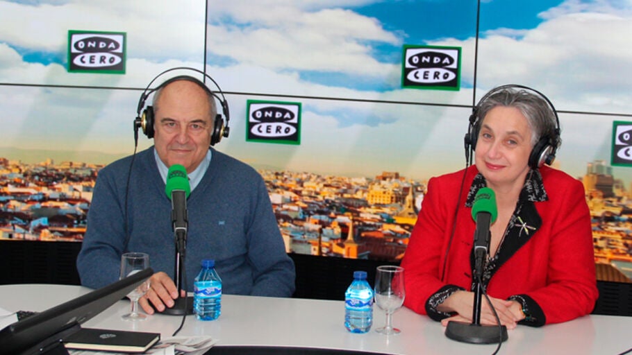 Jos&eacute; Antonio Marina y Carmen Pellicer durante una entrevista en Onda Cero