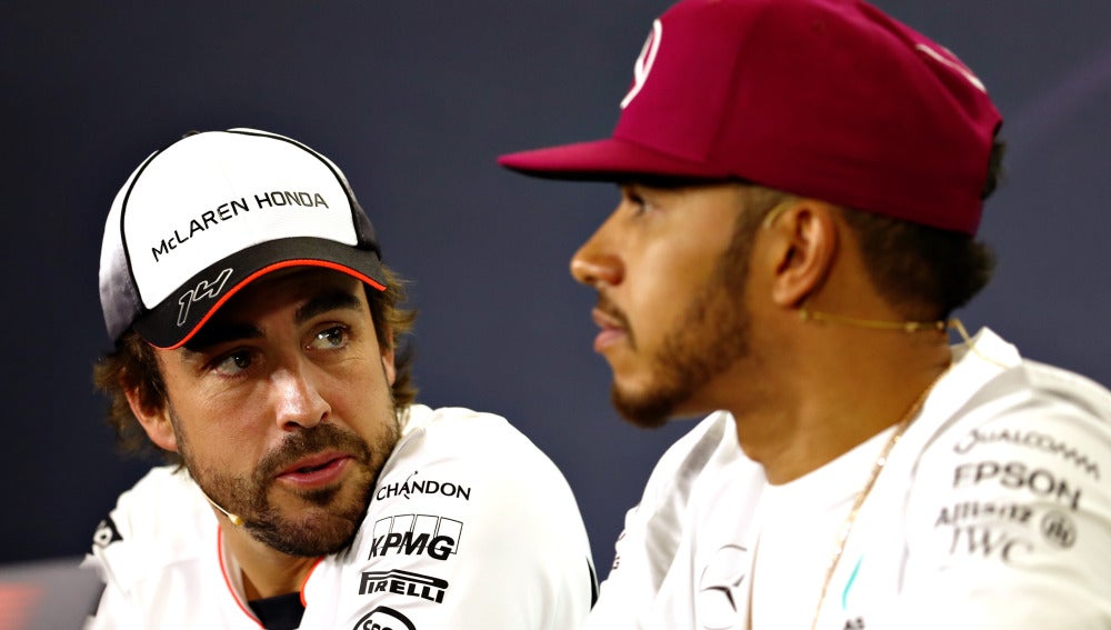 Fernando Alonso y Lewis Hamilton, en una rueda de prensa