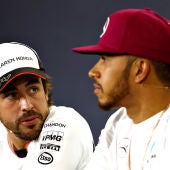 Fernando Alonso y Lewis Hamilton, en una rueda de prensa