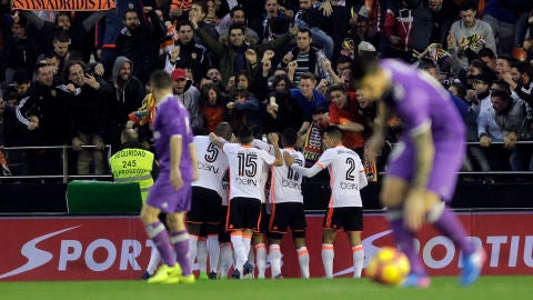 Los jugadores del Valencia CF celebran un gol al Real Madrid