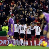 Los jugadores del Valencia CF celebran un gol al Real Madrid