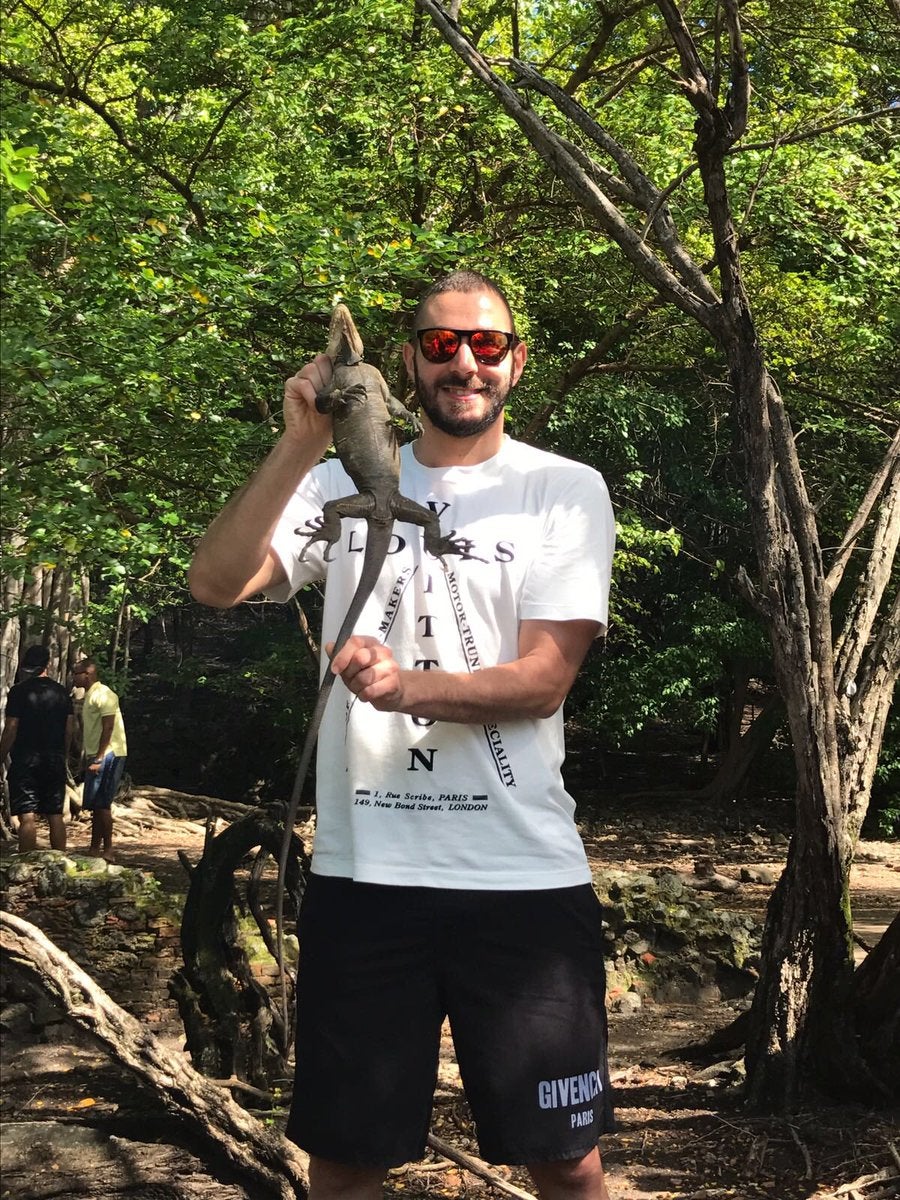 Benzema, denunciado por una polémica foto con una iguana en peligro de extinción Benzema, denunciado por una polémica foto con una iguana en peligro de extinción
