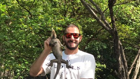 Benzema con la iguana en peligro de extinci&oacute;n