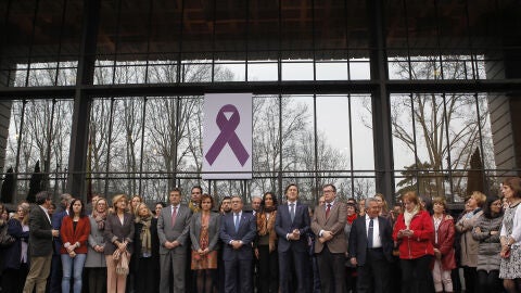 Ministros durante el minuto de silencio guardado a las puertas del Ministerio de Sanidad tras la reuni&oacute;n de coordinaci&oacute;n sobre violencia de g&eacute;nero 