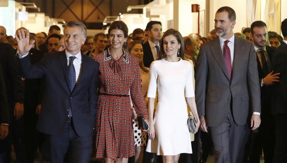 Los Reyes inauguran ARCO con el presidente argentino, Mauricio Macri, y su esposa, Juliana Awada.