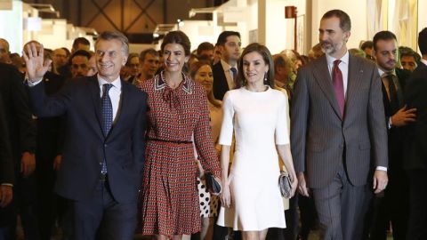 Los Reyes inauguran ARCO con el presidente argentino, Mauricio Macri, y su esposa, Juliana Awada.
