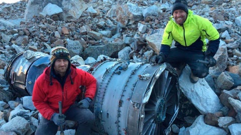 Dan e Isaac, dos hombres que investigan un accidente de avi&oacute;n en Bolivia en 1985 encuentran sus restos