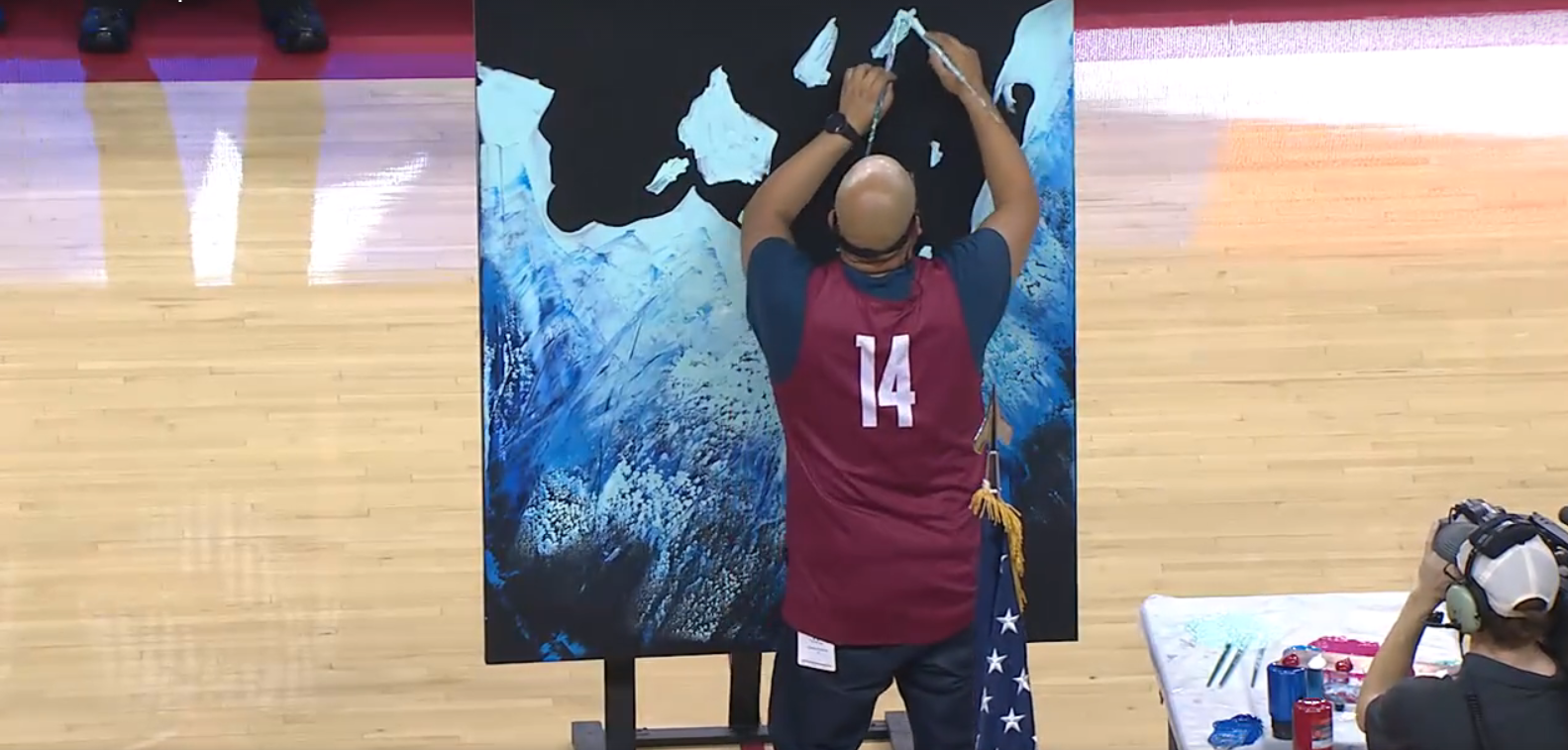 Pinta un cuadro mientras canta el himno de Estados Unidos y el resultado es espectacular Pinta un cuadro mientras canta el himno de Estados Unidos y el resultado es espectacular