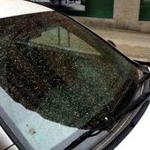 Coche sobre el que ha caído una lluvia de barro Coche sobre el que ha caído una lluvia de barro