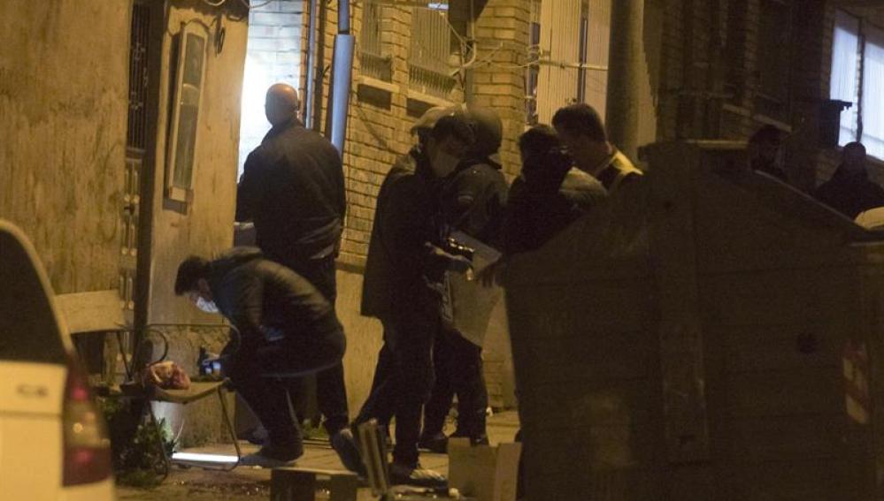 La Policía inspecciona el lugar en Granada donde un joven ha muerto tras recibir un disparo en la cabeza
