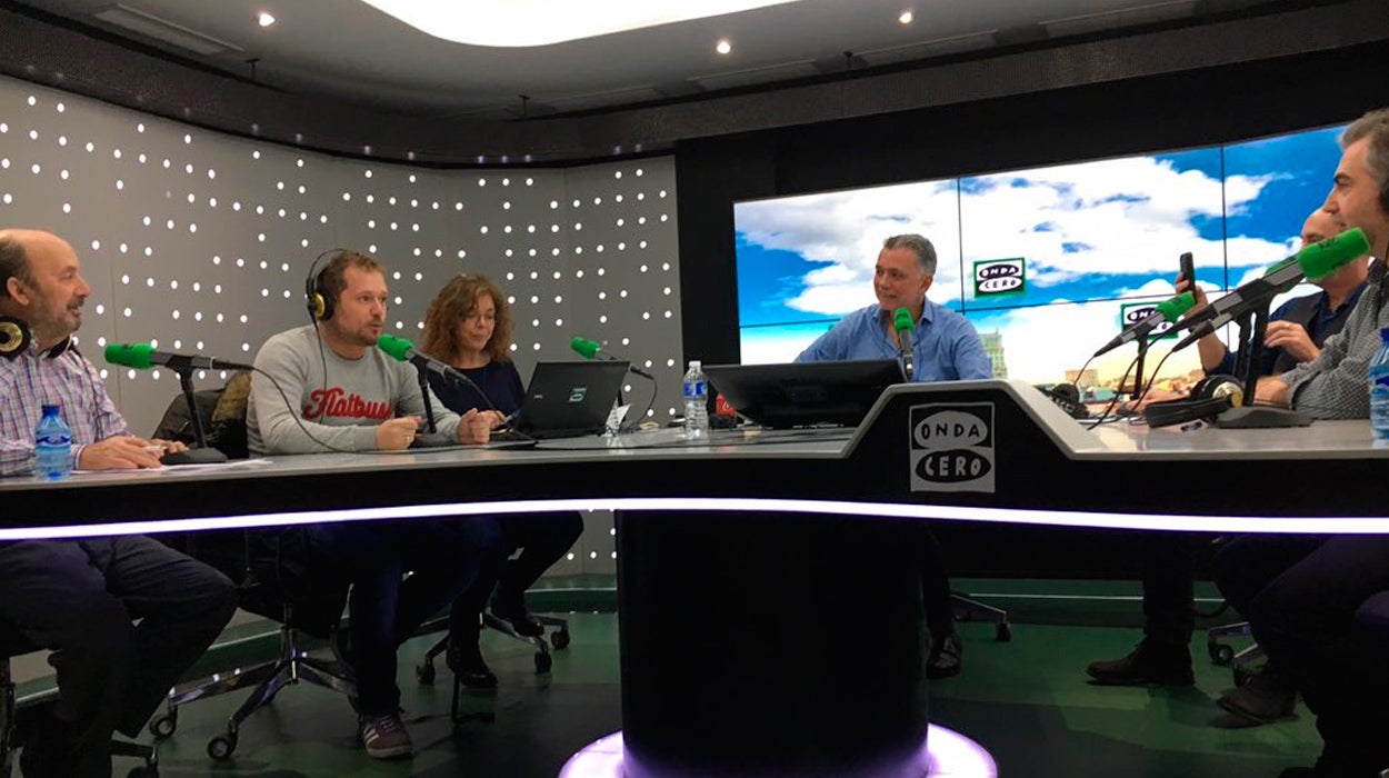 Oyentes: "¿Cómo dejan a Juan Ramón Lucas ir así vestido a la radio?" Oyentes: "¿Cómo dejan a Juan Ramón Lucas ir así vestido a la radio?"