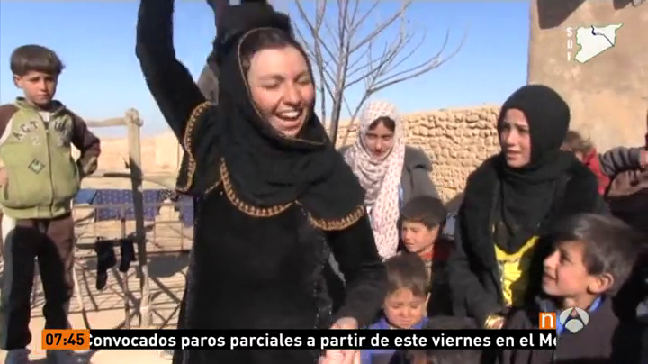 Niños y mayores sirios celebran la liberación de su pueblo del control de Daesh mientras las mujeres pisan el velo integral que estaban obligadas a llegar Niños y mayores sirios celebran la liberación de su pueblo del control de Daesh mientras las mujeres pisan el velo integral que estaban obligadas a llegar