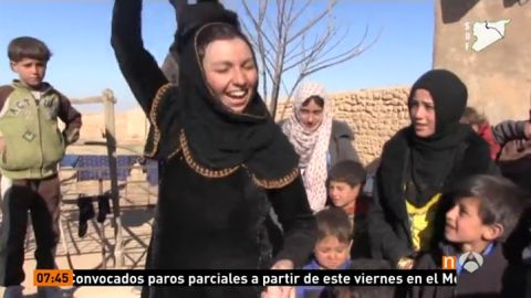 Frame 10.409114 de: Ni&ntilde;os y mayores sirios celebran la liberaci&oacute;n de su pueblo del control de Daesh mientras las mujeres pisan el velo integral que estaban obligadas a llegar
