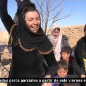 Frame 10.409114 de: Niños y mayores sirios celebran la liberación de su pueblo del control de Daesh mientras las mujeres pisan el velo integral que estaban obligadas a llegar