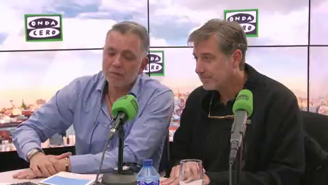 La última pregunta a Emilio Aragón: ¿Cuánto tiempo le ha llevado escribir 'El indiferente azul del cielo'? La última pregunta a Emilio Aragón: ¿Cuánto tiempo le ha llevado escribir 'El indiferente azul del cielo'?
