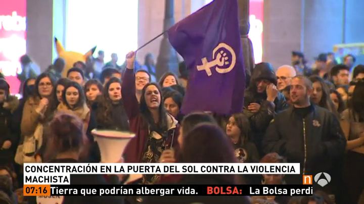 Cientos de personas se manifiestan en Madrid para apoyar a ocho mujeres en huelga de hambre que piden un pacto de Estado contra la violencia machista Cientos de personas se manifiestan en Madrid para apoyar a ocho mujeres en huelga de hambre que piden un pacto de Estado contra la violencia machista