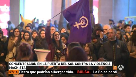 Frame 16.523833 de: Cientos de personas se manifiestan en Madrid para apoyar a ocho mujeres en huelga de hambre que piden un pacto de Estado contra la violencia machista