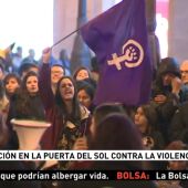 Frame 16.523833 de: Cientos de personas se manifiestan en Madrid para apoyar a ocho mujeres en huelga de hambre que piden un pacto de Estado contra la violencia machista