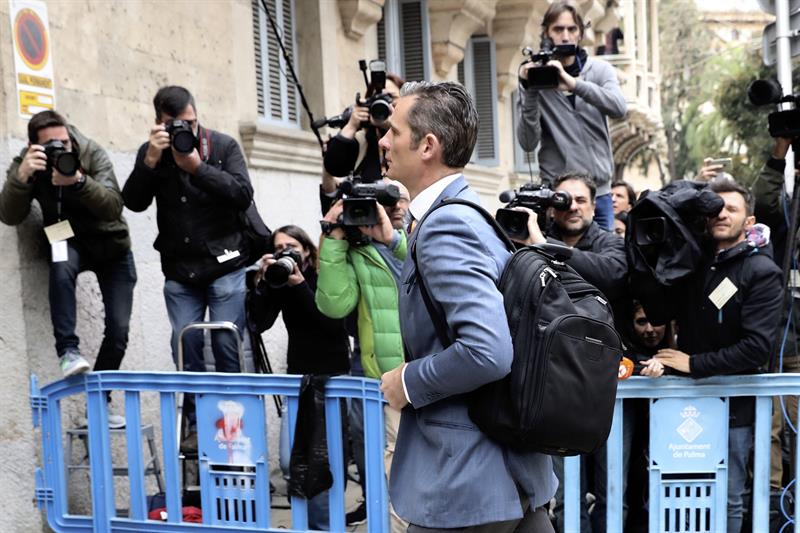 Urdangarin abandona la Audiencia entre gritos de "ladrón", "chorizo" y "devuelve el dinero" Urdangarin abandona la Audiencia entre gritos de "ladrón", "chorizo" y "devuelve el dinero"