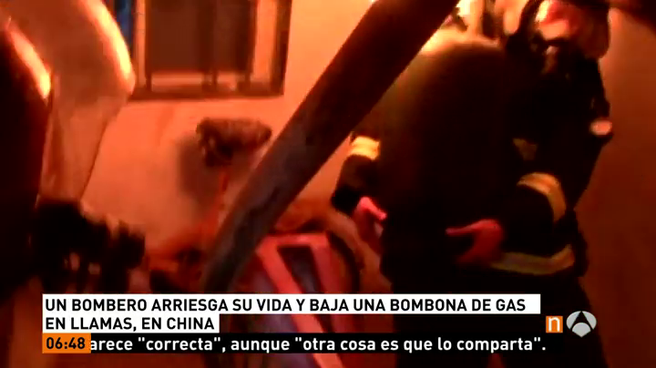 Un bombero arriesga su vida y saca una bombona de gas en llamas de una vivienda Un bombero arriesga su vida y saca una bombona de gas en llamas de una vivienda