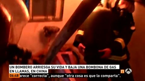 Un bombero arriesga su vida y saca una bombona de gas en llamas de un vivienda