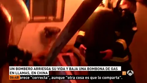 Un bombero arriesga su vida y saca una bombona de gas en llamas de un vivienda Un bombero arriesga su vida y saca una bombona de gas en llamas de un vivienda
