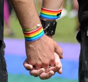 Una pareja homosexual pasea de la mano Una pareja homosexual pasea de la mano