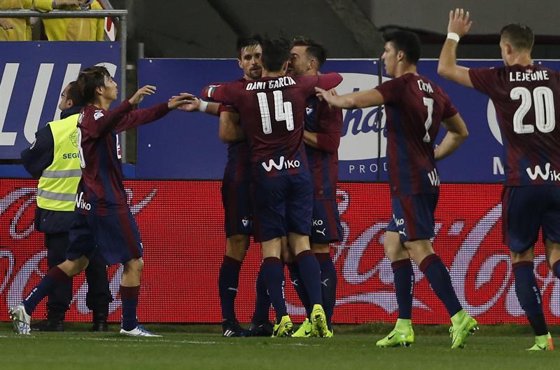 Eibar 3-0 Málaga. Un doble de Adrián y Enrich mantienen arriba al Eibar Eibar 3-0 Málaga. Un doble de Adrián y Enrich mantienen arriba al Eibar