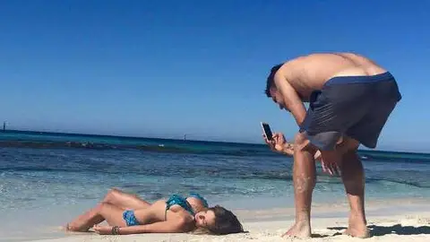 Boyfriends of Instagram se ríe de los novios que hacen cualquier cosa para que su novia tenga una bonita foto Boyfriends of Instagram se ríe de los novios que hacen cualquier cosa para que su novia tenga una bonita foto