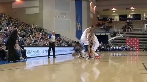 Nate Robinson, se escapa entre las piernas de un rival Nate Robinson, se escapa entre las piernas de un rival