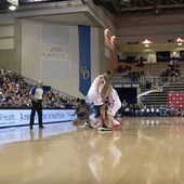 Nate Robinson, se escapa entre las piernas de un rival Nate Robinson, se escapa entre las piernas de un rival