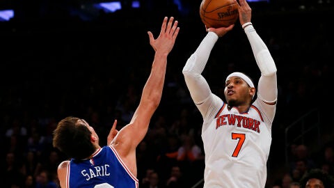 Carmelo Anthony, con la canasta ganadora sobre los Sixers
