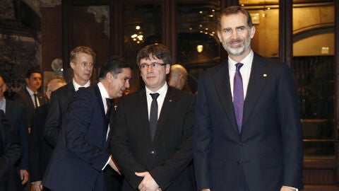 Felipe VI con Carles Puigdemont