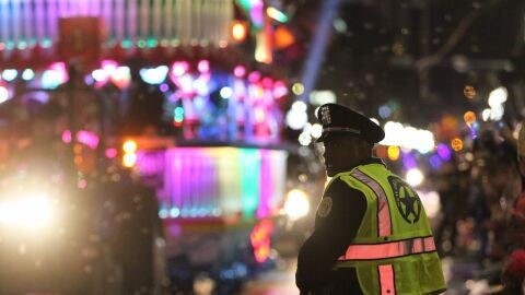 Un agente de la polic&iacute;a local de Nueva Orleans en el lugar del accidente