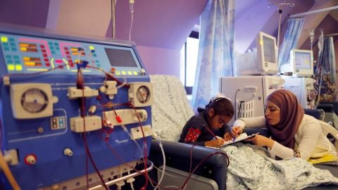 Una mujer y su hija en un hospital israel&iacute;
